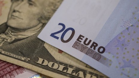Еврото достигна ново 20-годишно дъно спрямо долара
