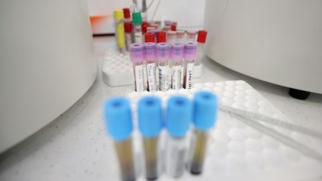 Китай се опитва да спре втората вълна на коронавируса, която се задава отвъд граница