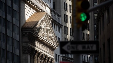 След силно рали S&P 500 затвори сесията малко преди да постигне нов рекорд