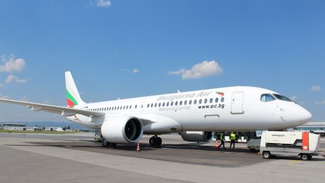 &bdquo;България Еър&ldquo; посрещна първия си Airbus A220-300 с воден салют на Летище София