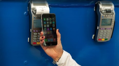 Apple Pay стартира с  &bdquo;голяма зееща дупка" 