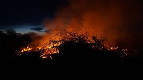 Продължава потушаването на пожара при бургаското село Изворище