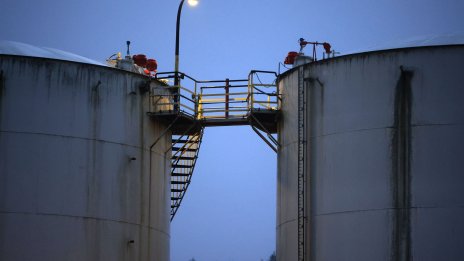 Суровият петрол поскъпва в последната търговска сесия за годината*