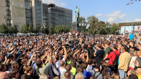 Протести и полицейско насилие хвърлят сянка върху днешните избори в Русия