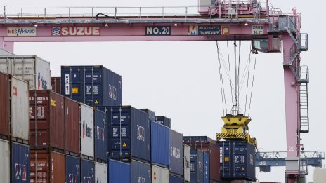 Износът на Япония се е свил за първи път от осем месеца