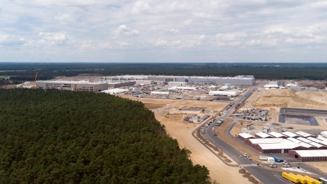 До завода на Tesla в Германия може да изникне китайска фабрика