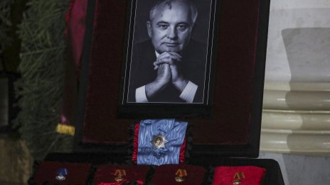 Стотици се сбогуват с Михаил Горбачов