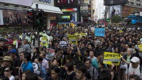 Масови протести в Хонконг заради отказан лиценз на телевизия