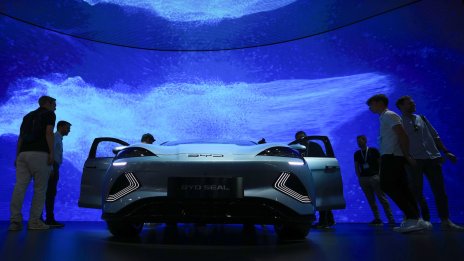 Китайските електромобилни марки залагат на закъсалите дилъри в Европа