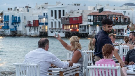 Инфлацията в Гърция се забави, но все още е близо до 30-годишния си връх