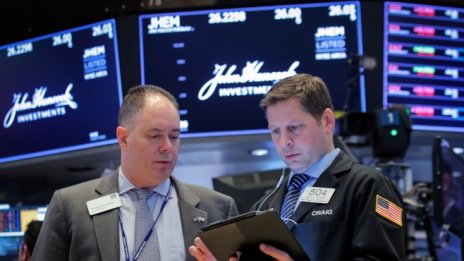 Wall Street стартира неуверено претъпкана с данни седмица*
