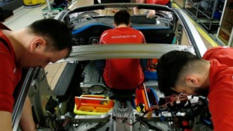 Моделите на Porsche сами ще ходят в сервиза