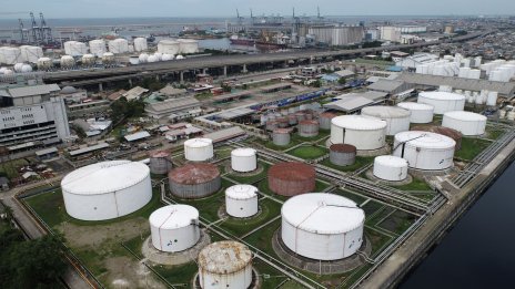 Петролът поевтинява поради опасения за краткосрочното търсене*