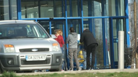 Затворените нехранителни магазини настояват отново да посрещат клиенти