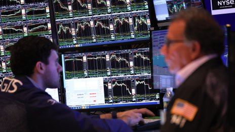 Щатските пазари записаха леки спадове в очакване на решението на Фед