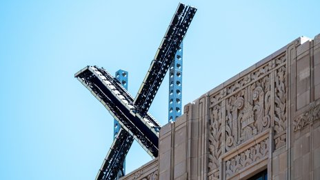 Мъск си навлече недоволството на Сан Франциско с гигантско светещо лого на X