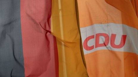 Партията на Меркел пак отложи избора на нов лидер