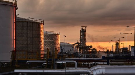 Надеждите за още стимули от САЩ оскъпяват слабо петрола*