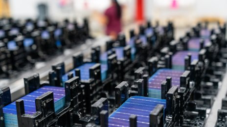 Нов изстрел във войната: САЩ готвят още мита за износителите на китайски соларни модули