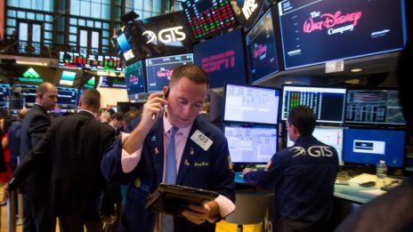 S&P 500 отчете спад, след като по-рано доближи историческия си връх от февруари