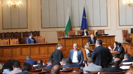 След нощно заседание депутатите приеха държавния бюджет