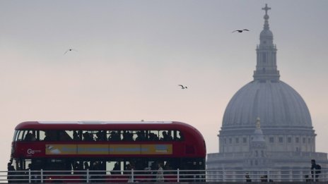 Секторът на услугите поддържа ръста на британската икономика
