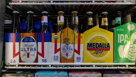 AB InBev обяви обратно изкупуване на акции за 6 млрд. долара, докато обемите ѝ спадат