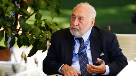 Стиглиц: Увеличаването на лихвите спира тласъка към зеления преход