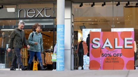 Модната верига Next повиши прогнозите си след силни коледни продажби