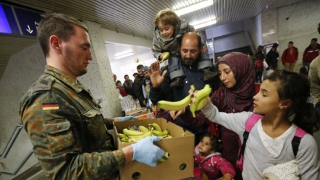 Сорос и Mastercard основават организация в подкрепа на мигрантите