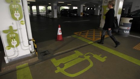 Tesla зарежда Балканите