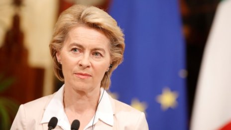 Притиснаха Фон дер Лайен да промени името на ресора на Маргаритис Схинас