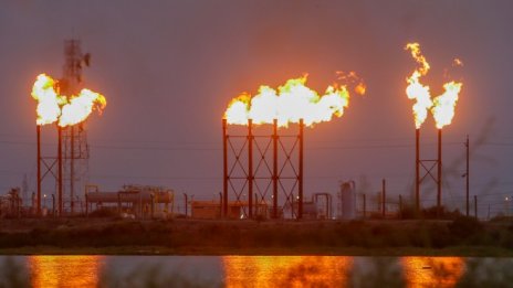 Прогноза: Петролът може да поскъпне до 80 долара за барел след атаката срещу Aramco