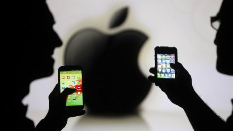 Apple стимулира продажбите на iPhone с парични сертификати