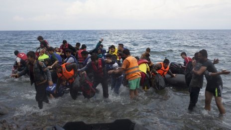 Спасени в морето мигранти очакват с месеци прехвърлянето си в Германия