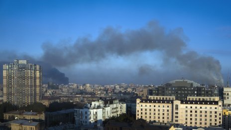 Украйна е подложена на масирана атака с ракети и дронове, трима души са загинали