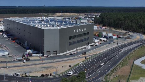 Първата жена начело на най-големия профсъюз в Германия се прицелва в Tesla