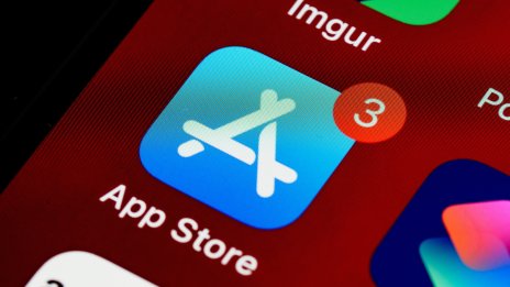 Разработчици съдят Apple заради таксите в App Store