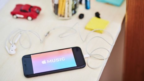 Apple засилва стрийминг радиото си