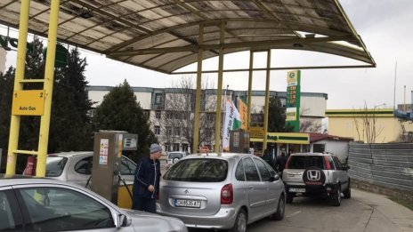 Анализатор очаква цените на бензина и дизела у нас скоро да поемат надолу