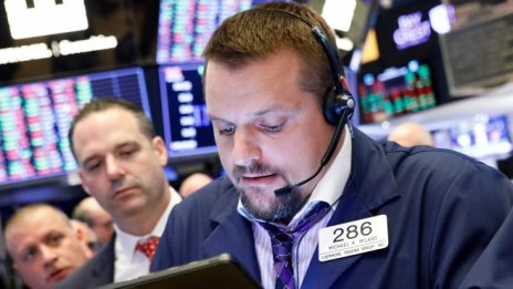 Dow изтрива над 140 пункта на фона на търговските и политическите сътресения*