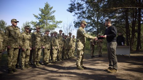 Зеленски иска да изведе гранични войски на фронта, САЩ увеличават военната помощ