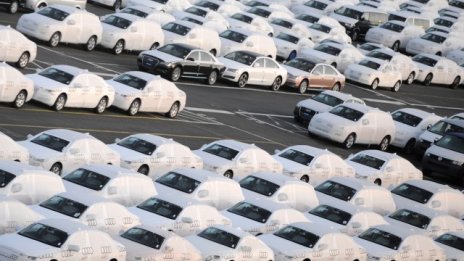 Печалбите на Daimler и Volkswagen пострадаха след спад в продажбите
