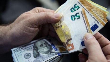 Union Investment очаква паритет между долара и еврото