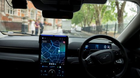 "Такси Волт" планира да тества автономни таксита в България през 2028 г.
