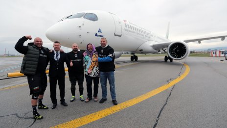 Двама силови атлети успяха поотделно да изтеглят новия Airbus A220 на „България Еър“