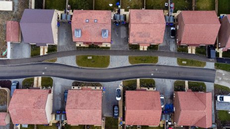 Великобритания заделя над 52 млрд. долара за строителство на достъпни жилища