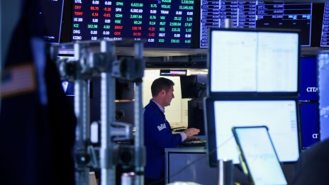 S&P 500 се понижава, докато цената на петрола расте*
