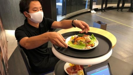 SoftBank планира да пусне на пазара в Япония ресторантьорски робот