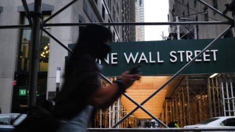 Nasdaq не успява да запази рекорда след по-слабите отчети на Apple и Amazon*